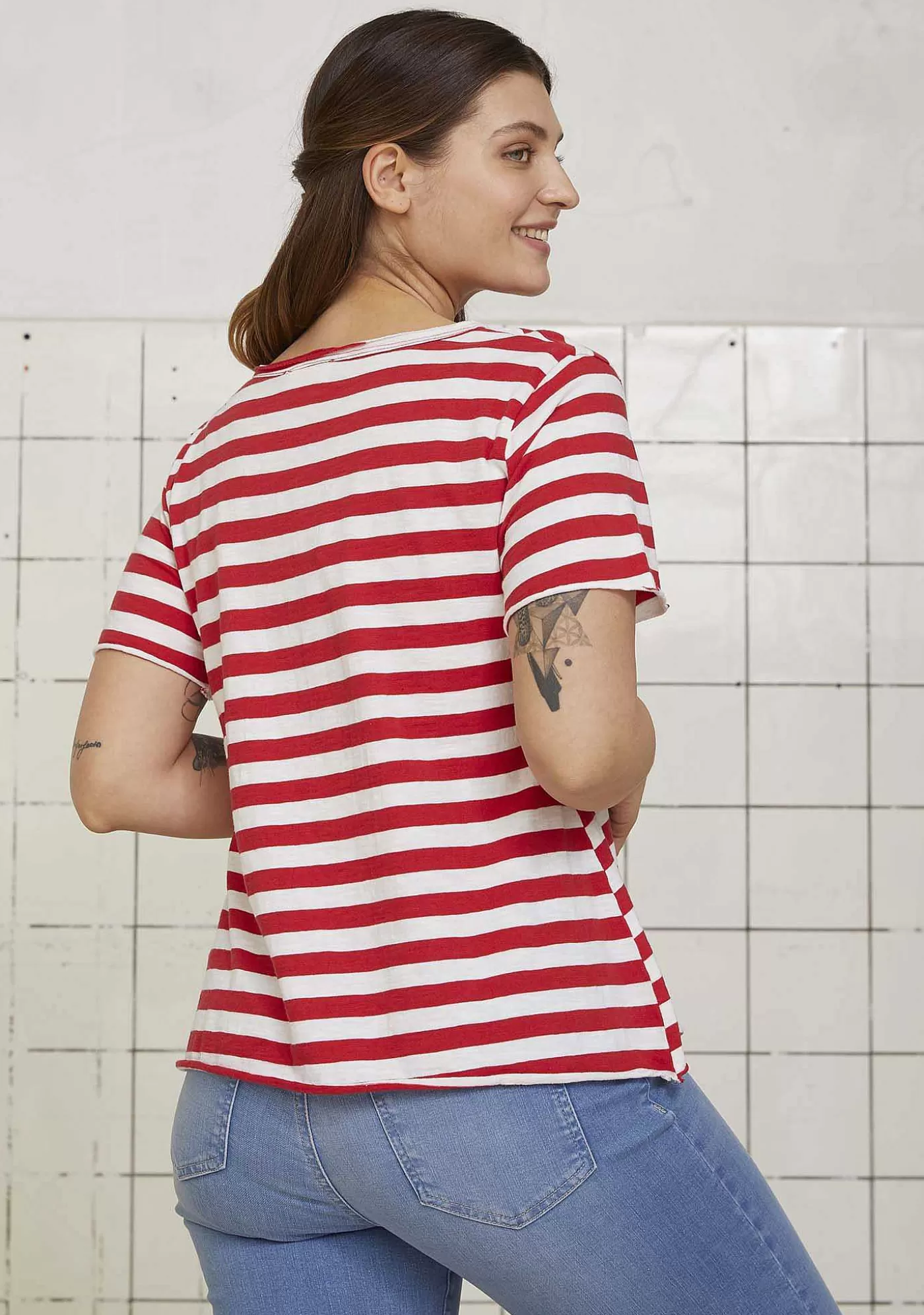 Best Sale Kiva T-Shirt Med V-Ringad - Bred Hibiskusrand Kvinnor T-Shirtor Och Topp