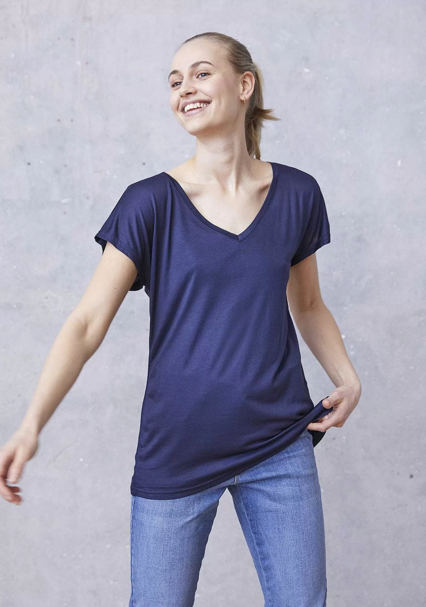 Best Sale Nugga T-Shirt Med V-Ringad - Marinbla Kvinnor Nugga